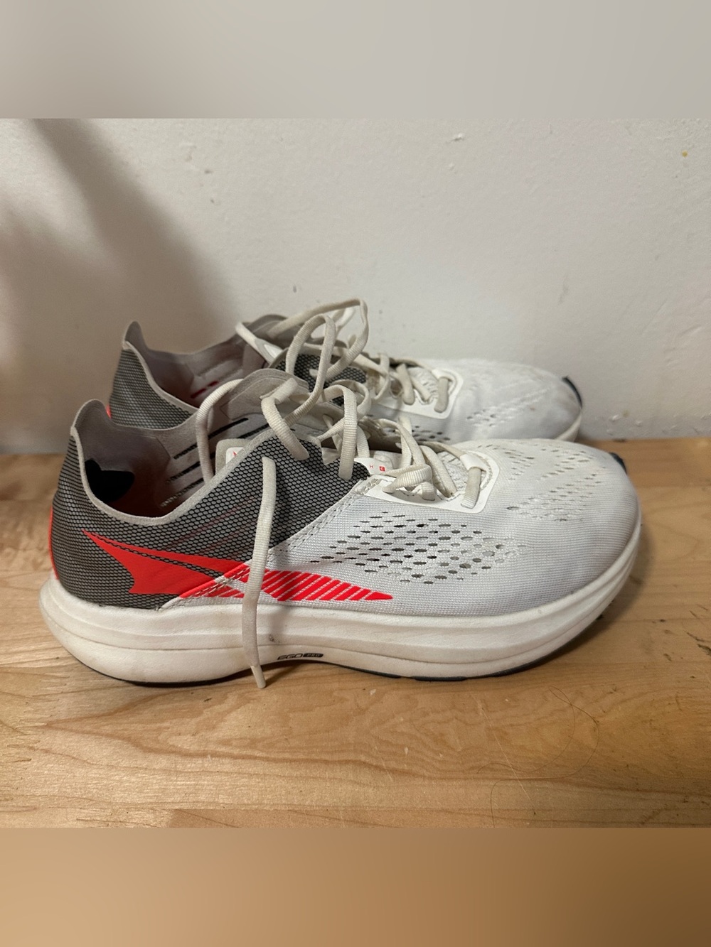 Altra Vanish Women’s Running Shoes US 8 White Grey Red Sneakers